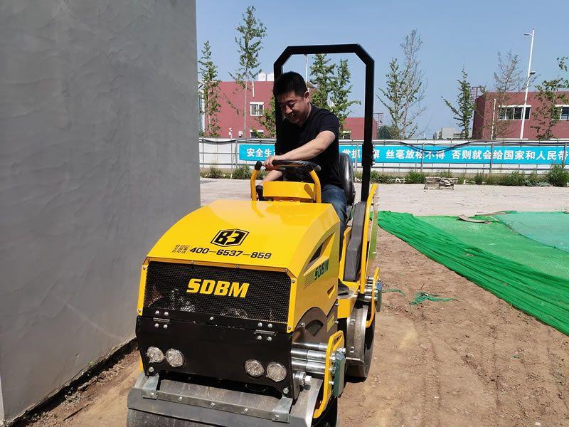 座駕振動壓路機在惡劣環境下如何工作？