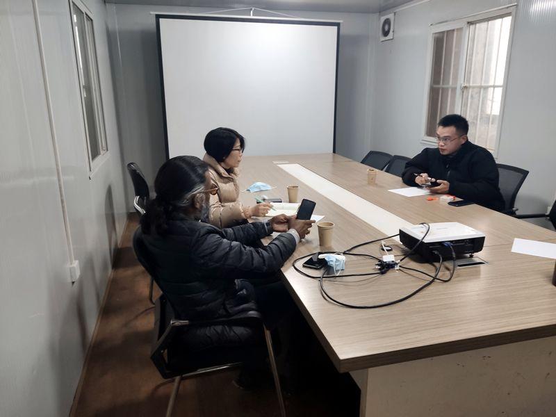 國外客戶來我廠考察，試駕奔馬小型壓路機