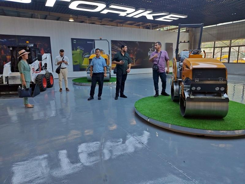 國外客戶來我廠參觀考察小型壓路機，并達成合作意向