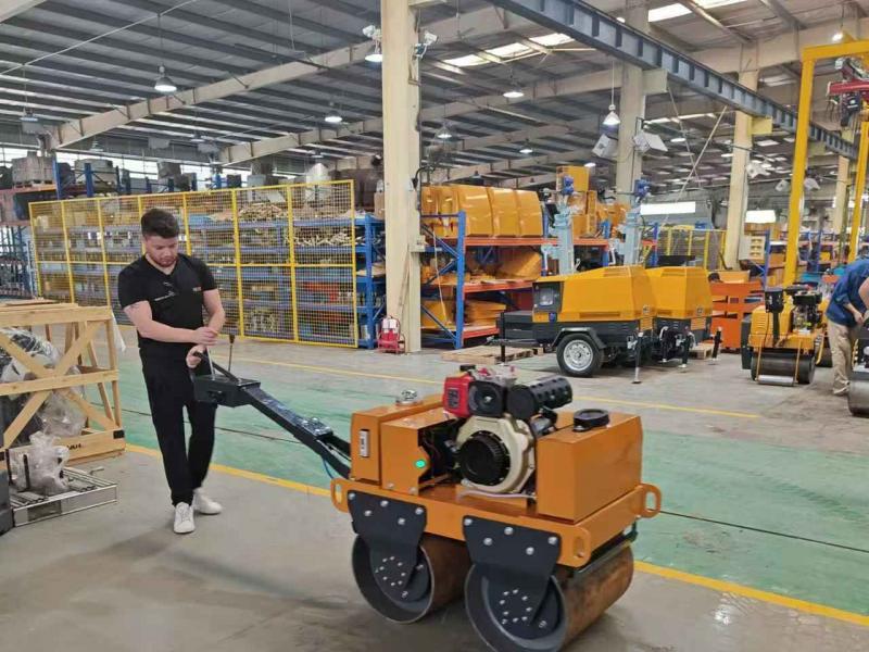 國外客戶來我廠參觀考察小型壓路機、移動照明車等產品
